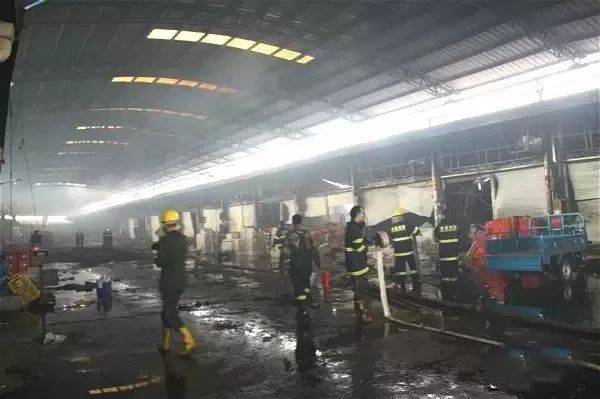 深圳市光明新区一农批市场发生大火