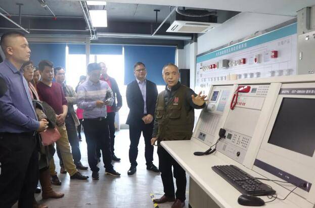 集团总工程师蔡碧峰为来宾参观学校实训场地